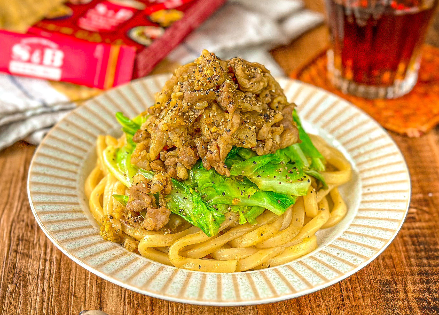 【山盛り豚肉とキャベツの蒸しカレーうどん】セットしてチンのみ