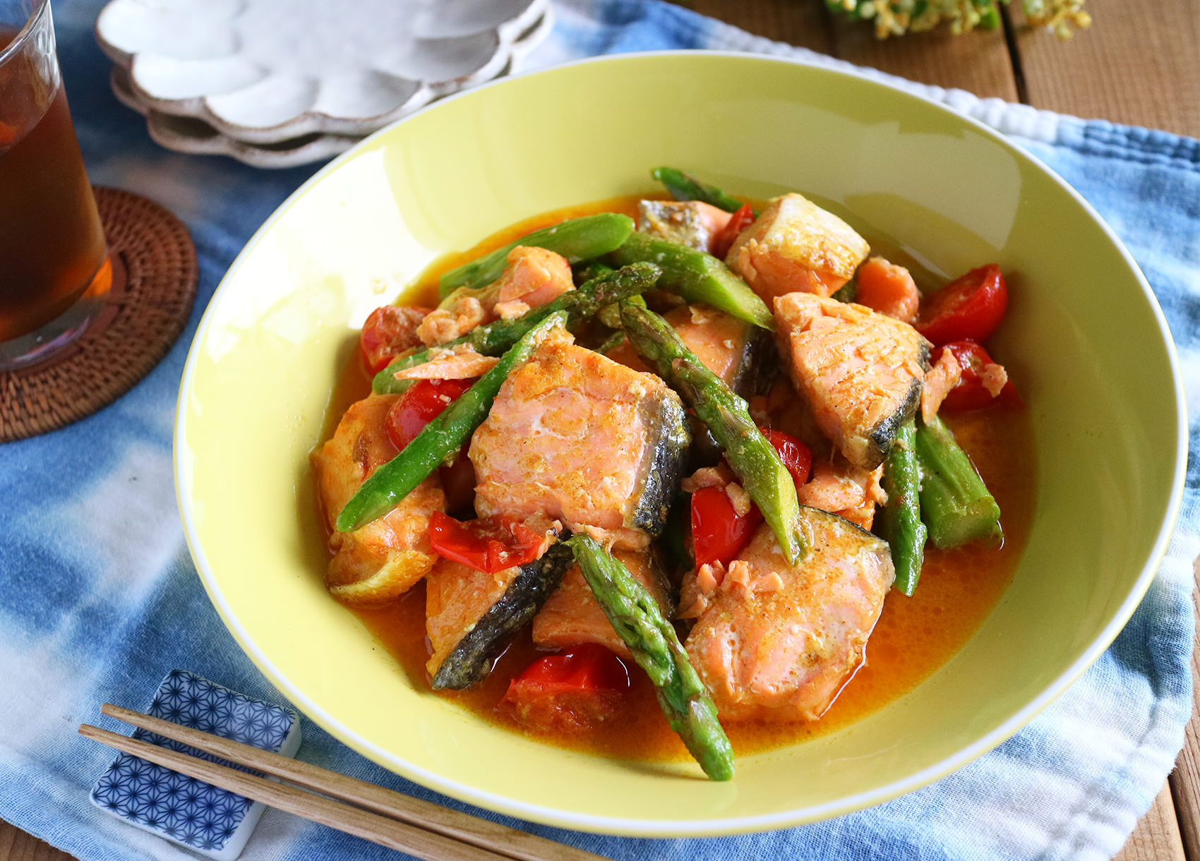 レンジでできる♪鮭トマトアスパラのカレーバター