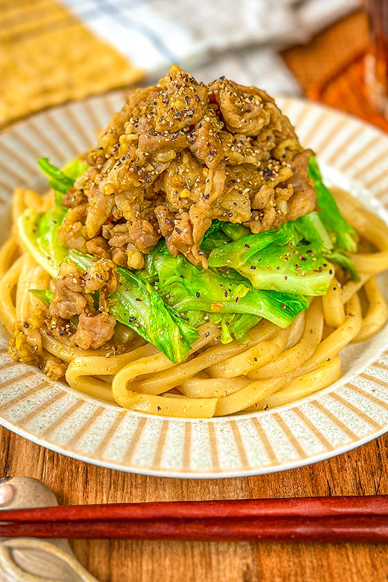 【山盛り豚肉とキャベツの蒸しカレーうどん】セットしてチンのみ