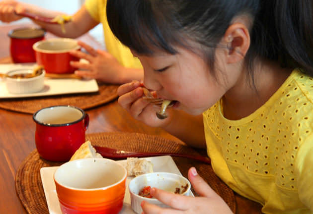 きのこを食べるナナちゃん