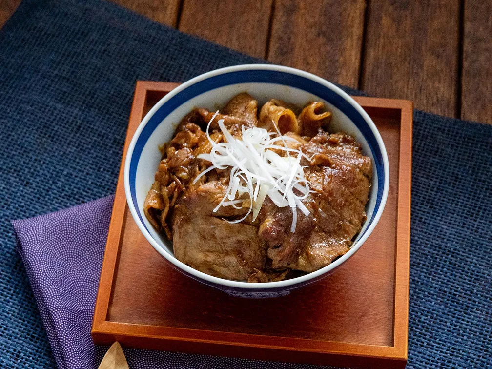甘辛カレーソースのスパイシー豚丼のイメージ