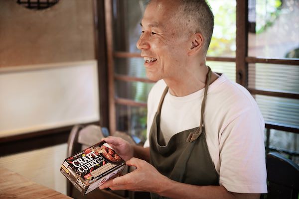 『S&B CRAFT CURRY 中辛』を手にとる伊藤一城さん