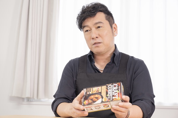 『S&B CRAFT CURRY 中辛』を手にとる黒沢薫さん