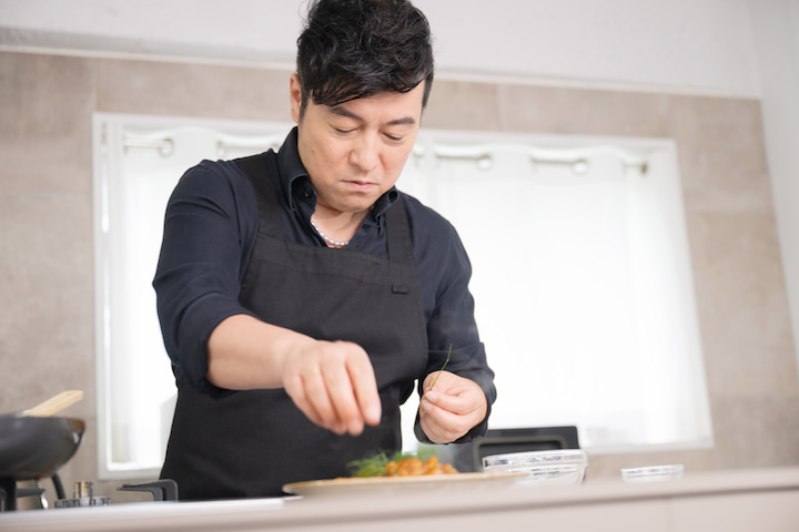 調理する黒沢薫さん