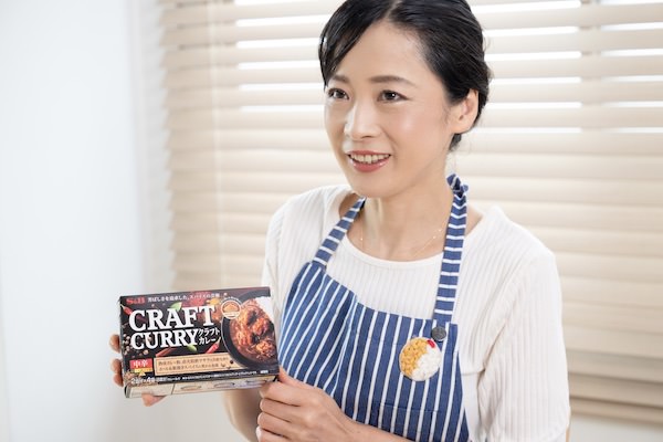 『S&B CRAFT CURRY 中辛』を手にとる一条もんこさん