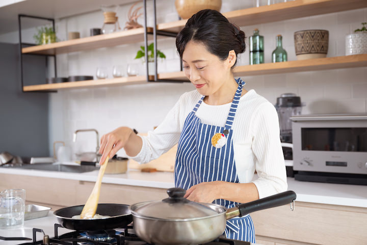 カレーを調理する一条もんこさん