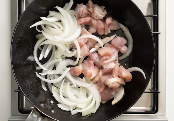 フライパンに鶏もも肉を加える
