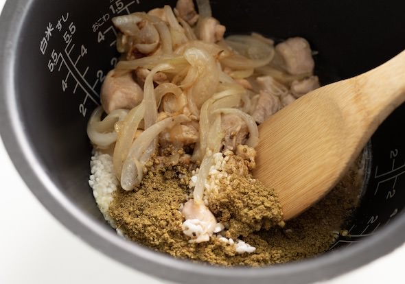 炊飯器の内釜に材料を入れて混ぜる
