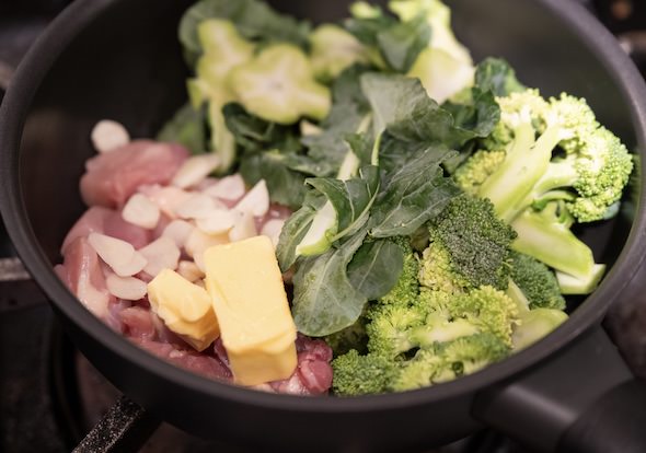 Aの材料を鍋に入れて火にかける