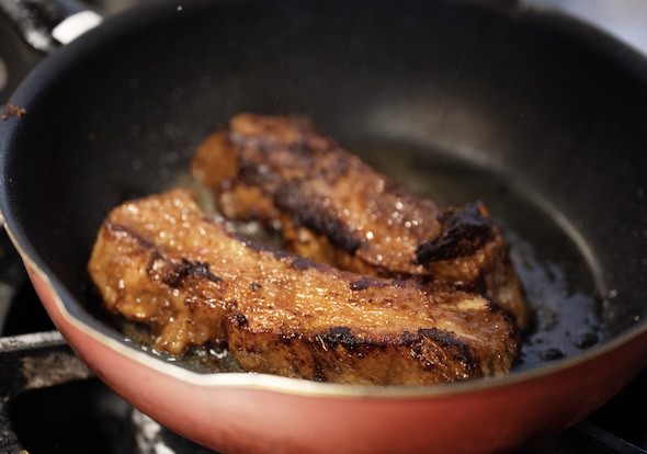 こんがりと焦げ目がつくまで焼く