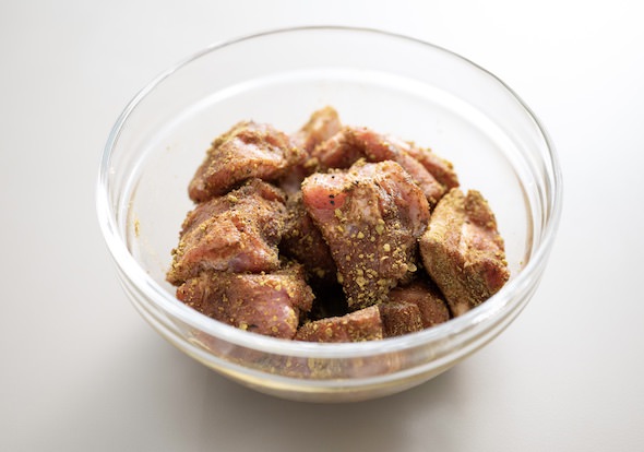 豚肉に下味をつける