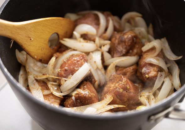 豚肉を加えて焦げ目がつくまで炒める