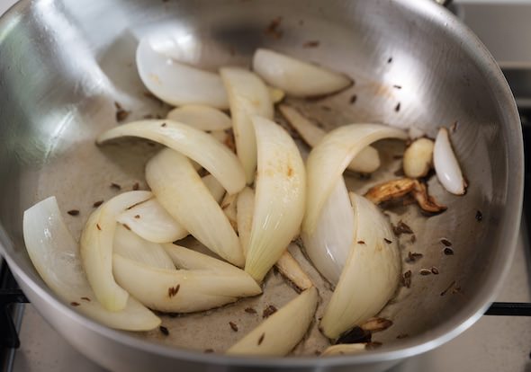 鍋に材料を入れて焼き目がつくまで炒める