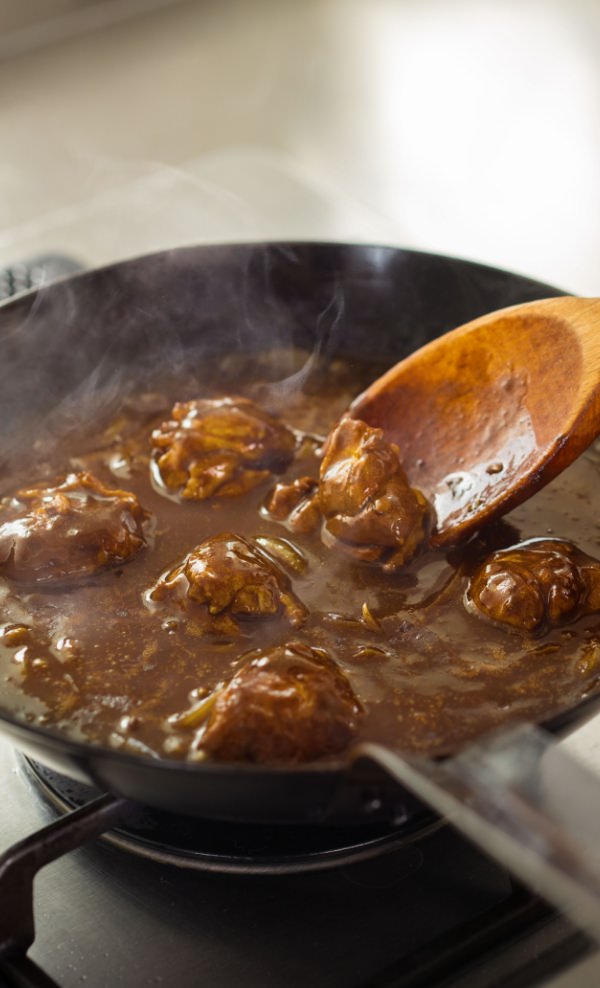 鍋でカレーを煮込む様子