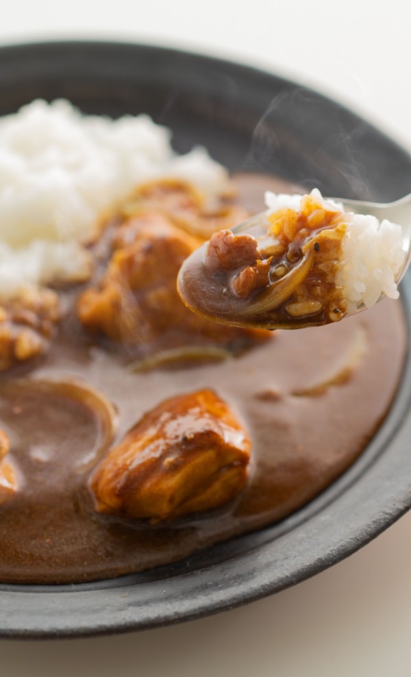 お皿に盛り付けたカレー