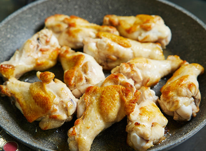 鶏肉にしっかり焼き色をつける