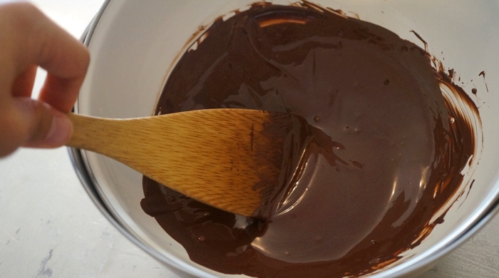 湯せんでチョコレートを溶かす