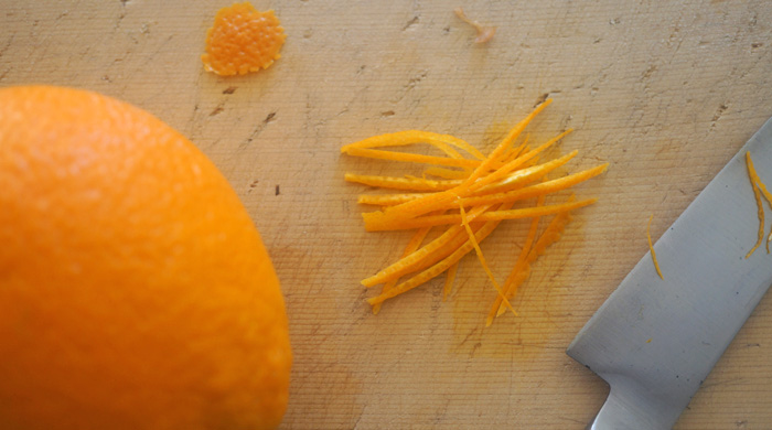 オレンジは皮の部分をせん切りにし、加えます。