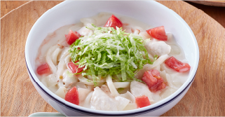 シャキシャキ野菜が美味しい！クリームソースサラダうどん
