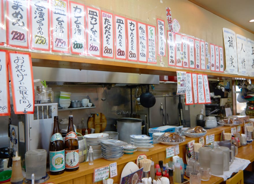 台湾もやし炒めの素の老舗「人生餃子」店内