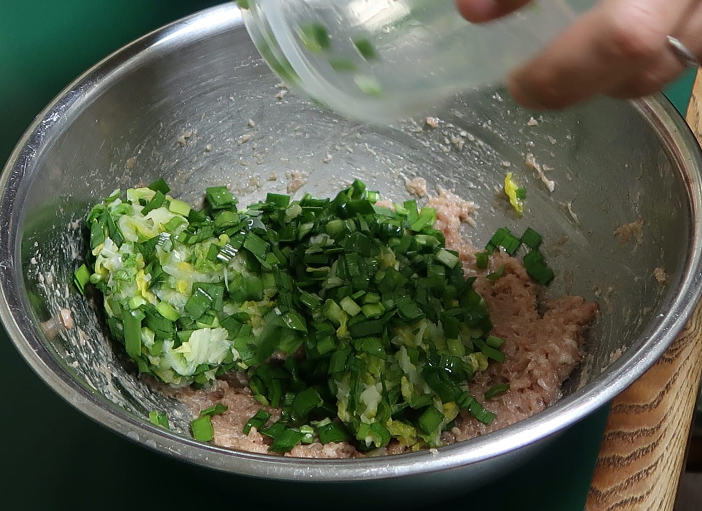 粘りがでた餡にニラを加える