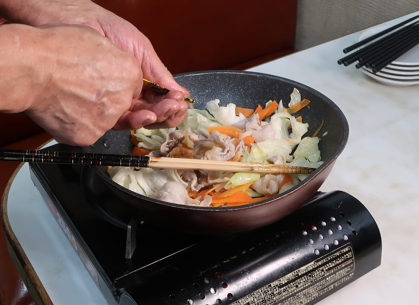 肉野菜炒めをフライパンに並べる