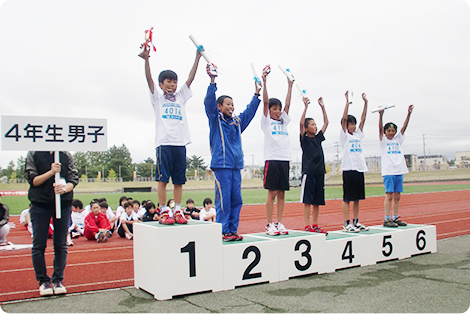 4年生／1位表彰台にて