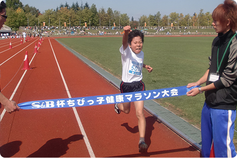 5年生／優勝ゴールテープを切る田澤選手