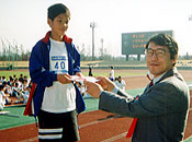 箱根駅伝山梨学園応援ツアー（家族4名）をじゃんけん大会で勝ち取った4年の安藤弘樹くん ！もう一組は5年女子の天野菜摘さん。プレゼンターは、いちやまマート 三科社長