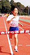 2年女子の小嶋顧緒さんが、歴代最高タイムでゴール
