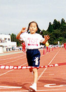 1年女子トップの岡田さんの余裕なゴール。