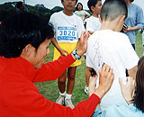 大会終了後、花田選手のサインに長蛇の列が…