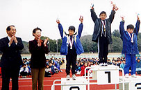 2年男子表彰。優勝した高橋くんと2位の太田くんともに年度最高タイム。今後も良きライバルであってほしい。プレゼンターはコープこうべ柳瀬理事(右)と藤田理事(左)