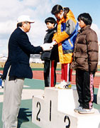 5年女子優勝の野中さんも今年度12位の好タイム。プレゼンターはトキハインダストリーの渡邊社長