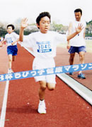 3年男子は浅川くんが7分40秒の好タイム。2位は鈴木くんが1秒差で続いた。
