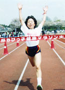 6年女子は藤原さんが11分14秒 （昨年度25位）の好タイムで制した。