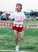 3年女子は柴田さんが8分14秒の好タイムで独走Ｖ。	