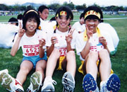 6年女子の上位3人。右から優勝の吉田さん、2位加来さん、3位内山さん。なかよしライバルかな？	