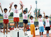 6年女子表彰。1位森永さんが10分台。2位鹿野内さんが11分10秒、3位本村さんが11分53秒のハイレベル。