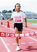 4年女子は岡田さんが7分16秒の好タイムで連覇。