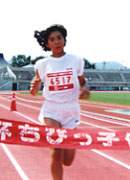 6年女子は丸山さんが11分20秒の好タイムで制した。