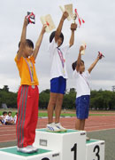 4年女子表彰。1位の岩澤さんと2位の渡辺さんが7分台の好タイムだった。