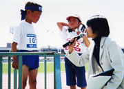 素晴らしい走りだったね！優勝インタビューを受ける1年生の高橋くんと宇根さん。
