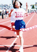 3年女子は西田さんが8分12秒の好タイムで独走Ｖ。すぐ後ろはゲストの松野明美さん。