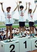 6年女子表彰。優勝の大瀧さんと2位の野上さんがゴールまでもつれる接戦を演じた。