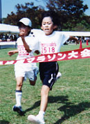 2年女子は田中さんと福山さんの接戦となり、わずかに田中さんが先着。タイムは共に6分24秒（昨年度ランク20位）の好タイム。