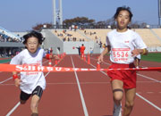 5年女子はゴールまで息のつまる接戦。柴西さん（右）が僅差で山田さんを抑えた。タイムも共に11分41秒（昨年度ランク27位）の好タイム。