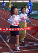 1年女子は僅差で友成さんが栗田さんに先着。