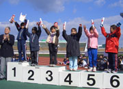 2年女子表彰。1位の岡村さんと、2位の蓑田さんが僅差の名勝負だった。	