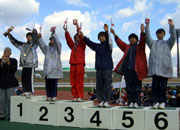 6年女子表彰。岩川さんが11分13秒（昨年度25位）の好タイムで独走Ｖ。